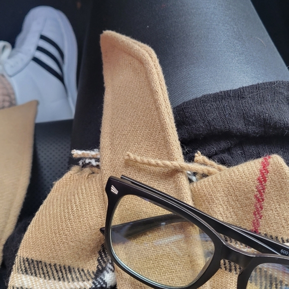 Meet your Posher, Nicole - Picture 1 of 1